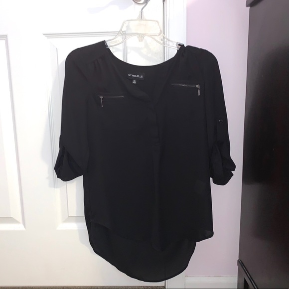 A blouse - Picture 1 of 3